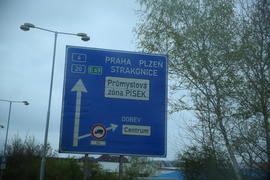 Указатель на дороге в Прагу