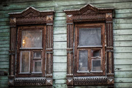 Окна старого деревянного дома 