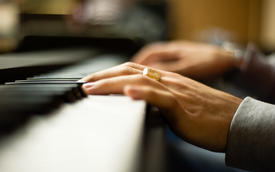 Рука на клавишах