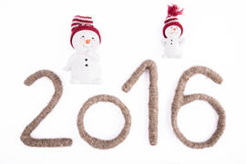 Белые снеговики с символом 2016 года на белом фоне