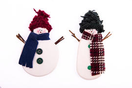 Два снеговика в шапках и шарфах