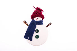 Снеговик в красной шапке и синем шарфе