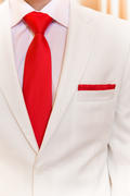 Белый костюм жениха с красным галстуком