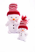 Новогодние снеговики в ярких шапках