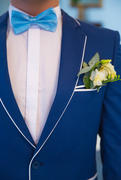 Синий свадебный костюм жениха с бабочкой