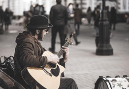Музыкант-гитарист на улице