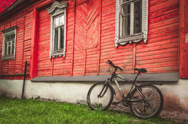 Велосипед возле дома