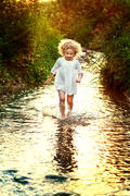 Ребенок бежит по воде