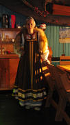 Девушка в русском сарафане в домашнем интерьере