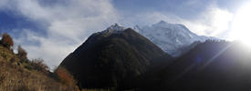 Непал, величее Гималайских гор. Вершина касается неба, в солнечном свете паря.