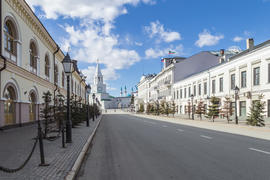Улица Кремлевская, вид на Спасскую башню. Казань