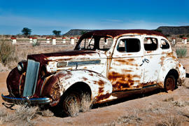 Ржавый старый автомобиль в Африке