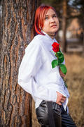 Девушка держит розу в лесу
