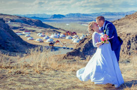 Жених обнимание невесту на фоне гор