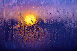 Закат за окном после дождя