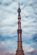 Останкинская башня на фоне облачного неба