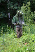 Снайпер в маскировочном костюме гилли в лесу
