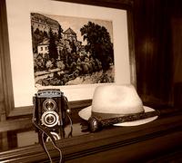 Картина,  шляпа, трость и старый фотоаппарат. 