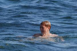 Женщина купается в море