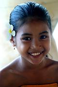 Девочка на Бали с цветком в волосах