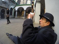 Мужчина фотографирует город