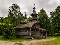 Деревянная церковь в лесу