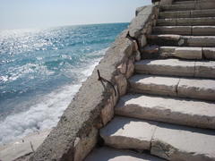 каменная лестница у моря