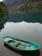 лодка на горном озере