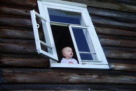 малыш в окне