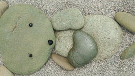 мозаика из камней на песке