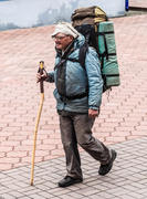 Пожилой мужчина с рюкзаком