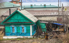 старый дом у побережья Байкала