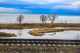 Железная дорога у побережья озера Байкал