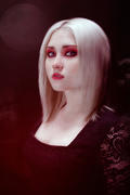 Девушка с белыми волосами, вампир