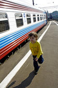 Ребенок у поезда