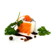 Японская еда. Суши на белом фоне 