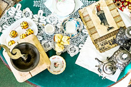 Натюрморт со старинными винтажными чайниками и сервизом 