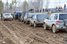 Ряд из автомобилей на дороге. Уральская грязь 2015