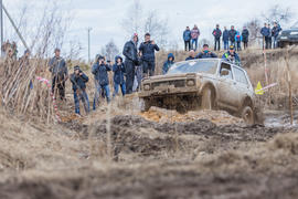 Автомобиль преодолевает препятствие. Уральская грязь 2015
