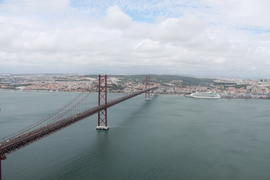 Мост имени 25 апреля. Лиссабон, Португалия.