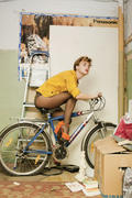 Девушка на велосипеде в помещении