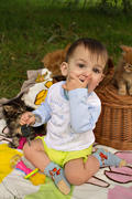 Малыш с котятами