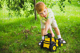 Мальчик с игрушечным трактором