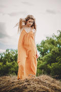 Девушка со светлыми волосами в оранжевом платье