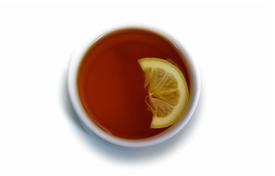 Белая кружка с чаем и лимоном