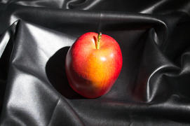 Красное наливное яблоко