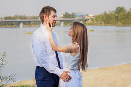 Мужчина и девушка на берегу озера