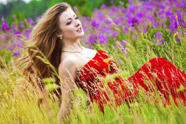 Портрет девушки на поле с цветами