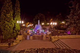 Вечерняя суета у фонтана