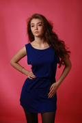 Портрет девушки в синем платье